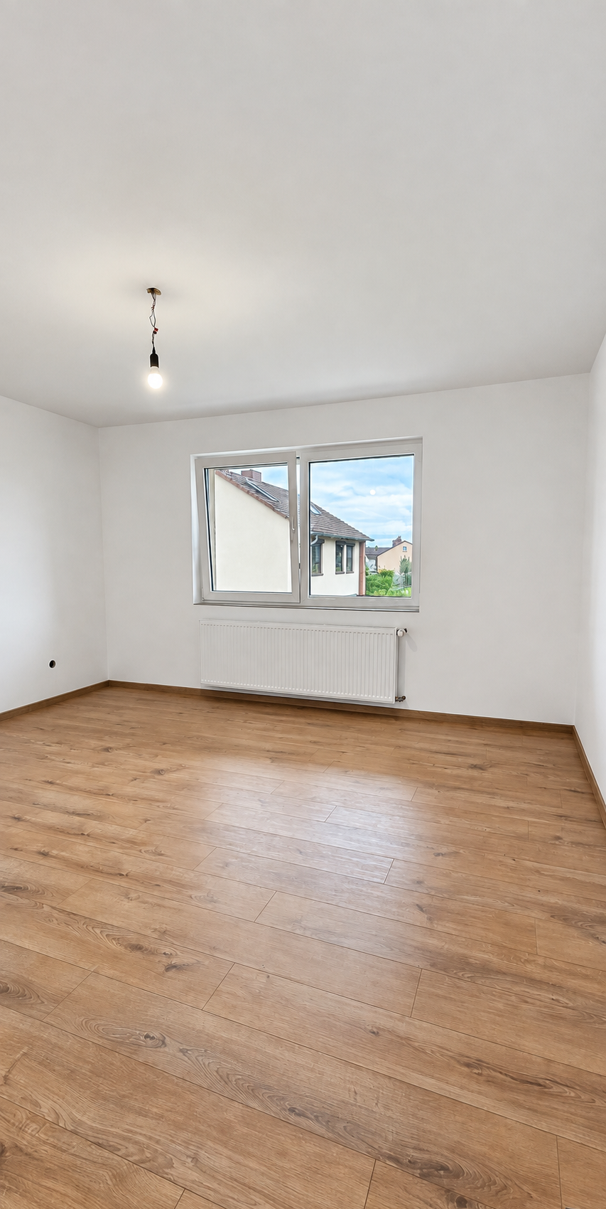 Renovierter Raum mit hellem Boden